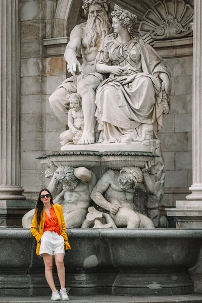 Młoda kobieta w Wiedniu na świeżym powietrzu podczas wakacji w Europie. — Zdjęcie stockowe
