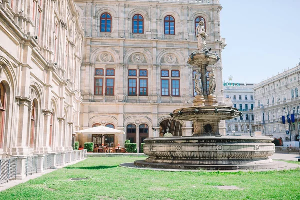 Wenen operagebouw, Oostenrijk. Foto uitzicht op fontein op de staat van de Opera van Wenen. — Stockfoto