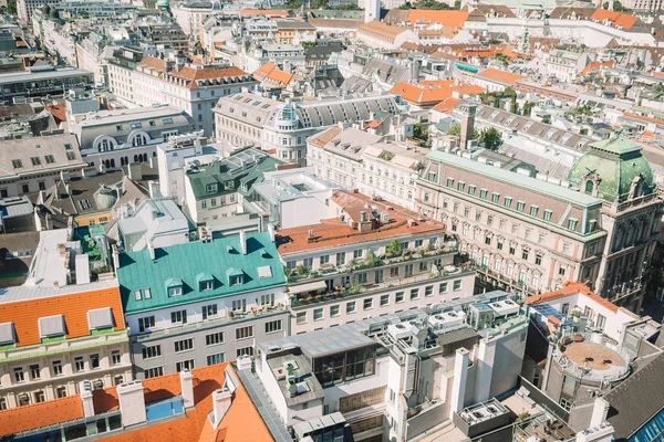 从圣史蒂芬大教堂在维也纳, 奥地利的首都在晴朗的天 Stephansplatz 广场的看法 — 图库照片