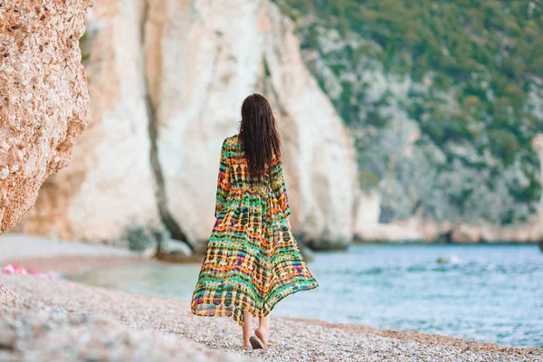 Frau liegt am Strand und genießt den Sommerurlaub mit Blick aufs Meer — Stockfoto