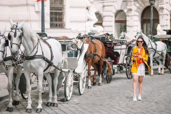 Una mujer caminando por la ciudad. Joven turista atractivo al aire libre en la ciudad italiana — Foto de Stock