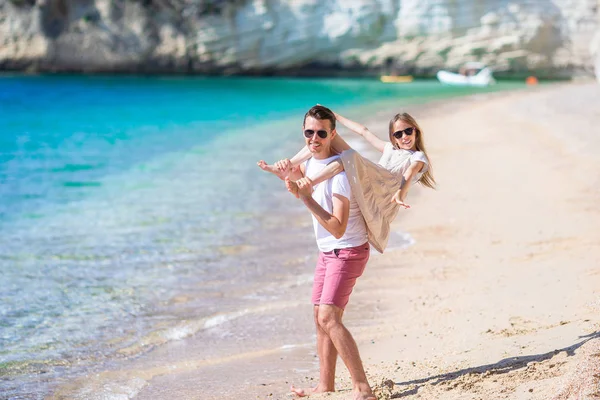 Niña y papá feliz divirtiéndose durante las vacaciones en la playa —  Fotos de Stock