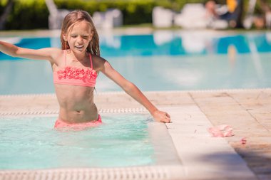 Açık havuzda küçük sevimli bir kız.