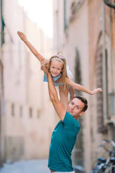 Gelukkig vader en schattig meisje in Rome tijdens zomer Italiaanse vakantie — Stockfoto