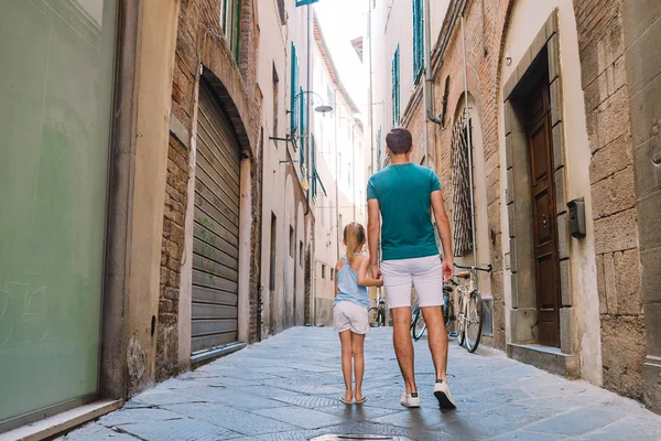 Ευτυχισμένος πατέρας και η μικρή αξιολάτρευτο κορίτσι στη Ρώμη κατά τη διάρκεια της ιταλικής τις καλοκαιρινές διακοπές — Φωτογραφία Αρχείου