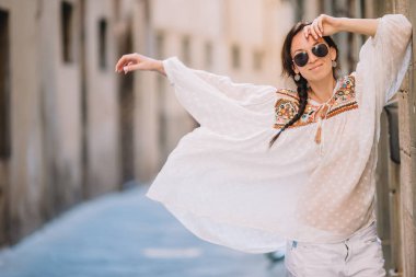 Avrupa'nın ıssız sokaklarda yürüyen genç kadın.