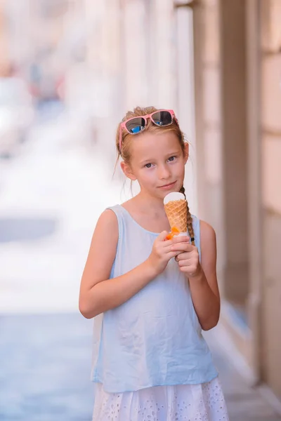 Rozkošná holčička jíst zmrzlinu venku v létě. — Stock fotografie