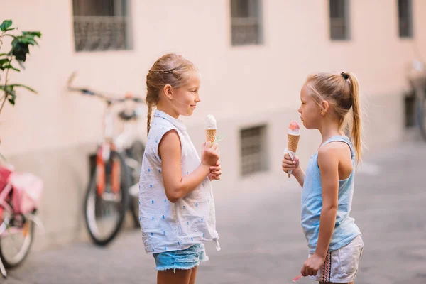 Roztomilé holčičky jíst zmrzlinu venku v létě. — Stock fotografie