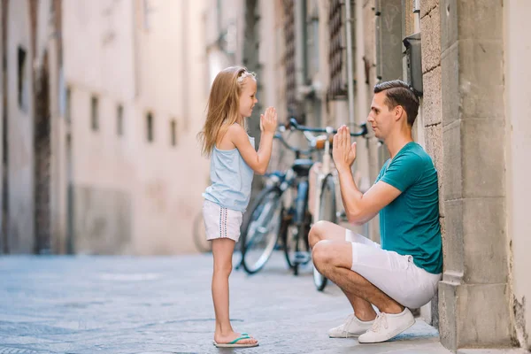 Ευτυχισμένος πατέρας και η μικρή αξιολάτρευτο κορίτσι στη Ρώμη κατά τη διάρκεια της ιταλικής τις καλοκαιρινές διακοπές — Φωτογραφία Αρχείου