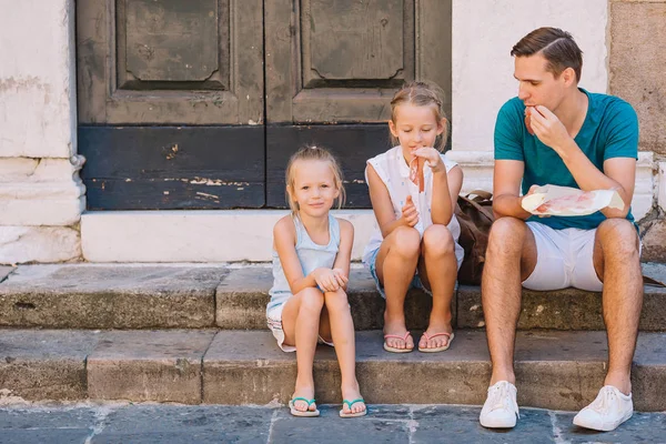 Familj av tre semester i Europa semester — Stockfoto