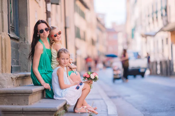 Mother with little cute daughters eating ice-cream outdoor — Stock Photo, Image