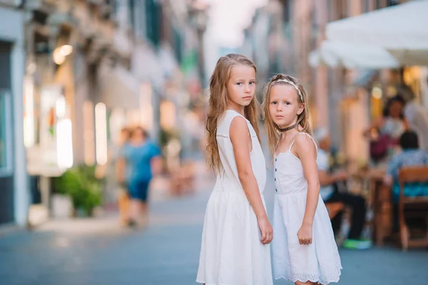 Pretty smiling little girls with shopping bags — Stock Photo, Image