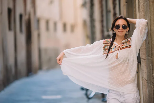 Mujer joven caminando por las calles desiertas de Europa . — Foto de Stock