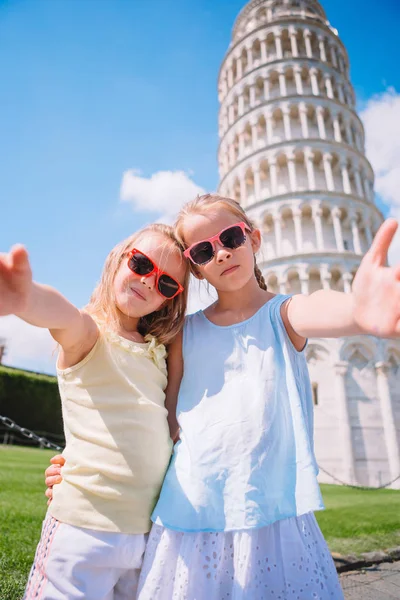 Pisa - viajar a lugares famosos de Europa, niñas retrato de fondo la Torre Inclinada en Pisa, Italia —  Fotos de Stock