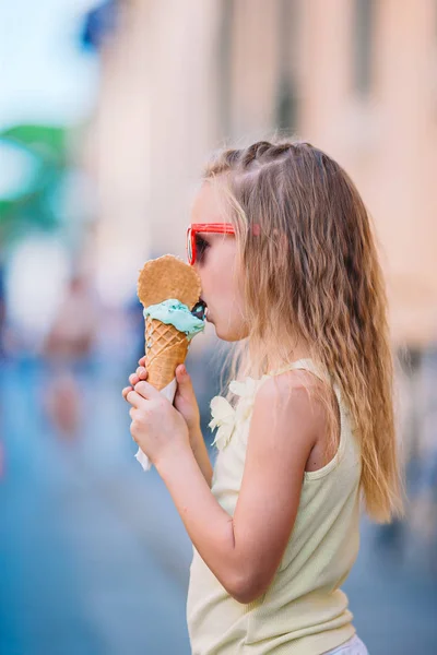 Adorable little girl eating ice-cream outdoors at summer. — Stock Photo, Image