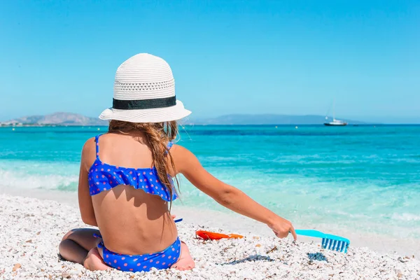 Klein schattig meisje spelen op het strand met bal — Stockfoto