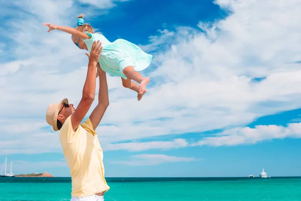 Liten flicka och glad pappa har roligt under stranden semester — Stockfoto