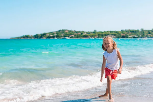 Glückliches Kind blickt auf Kamera Hintergrund schönen Himmel und Meer — Stockfoto