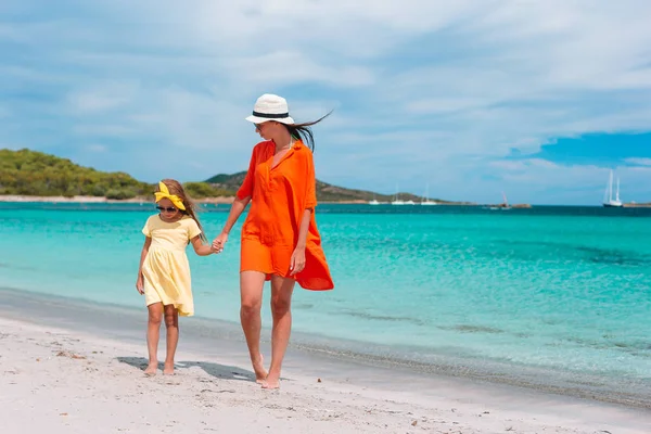 Schöne Mutter und Tochter am Strand genießen den Sommerurlaub. — Stockfoto