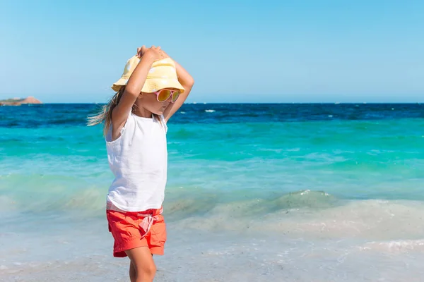 Cute little girl na plaży podczas wakacji letnich — Zdjęcie stockowe