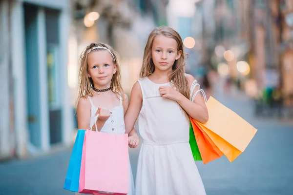 쇼핑 가방 꽤 웃는 어린 소녀 — 스톡 사진