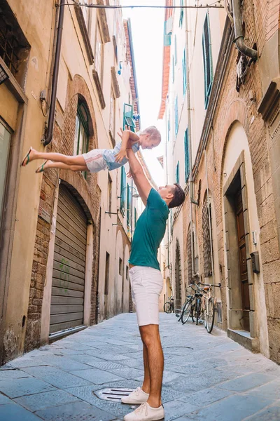 Pai feliz e pequena menina adorável em Roma durante as férias do verão italiano — Fotografia de Stock