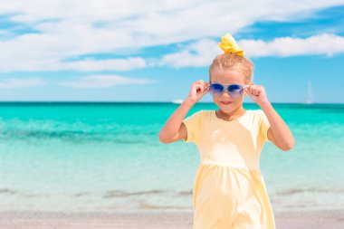 Onun yaz tatilde plajda sevimli küçük kız portresi