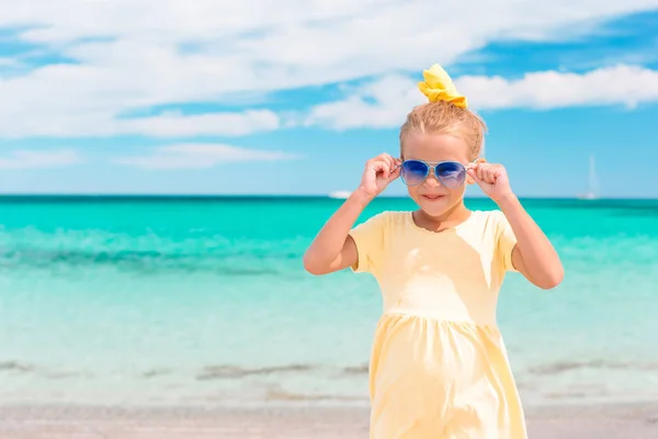 Retrato de una niña adorable en la playa en sus vacaciones de verano —  Fotos de Stock