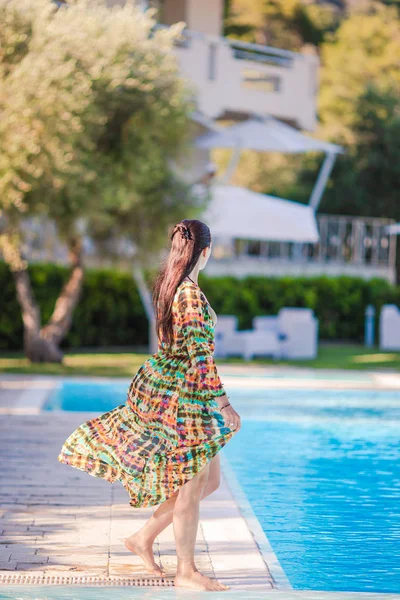 Mujer relajándose junto a la piscina en un complejo hotelero de lujo disfrutando de vacaciones perfectas en la playa —  Fotos de Stock