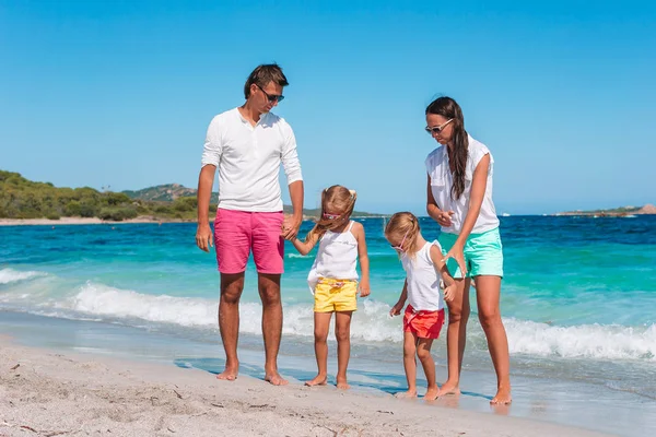 해변에 아이들이 있는 행복 한 가족 — 스톡 사진