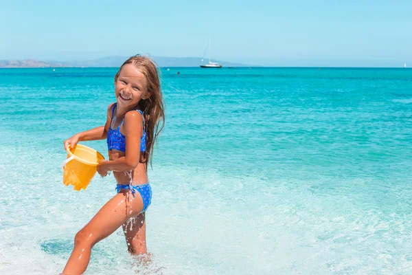 Onun yaz tatilde plajda sevimli küçük kız portresi — Stok fotoğraf