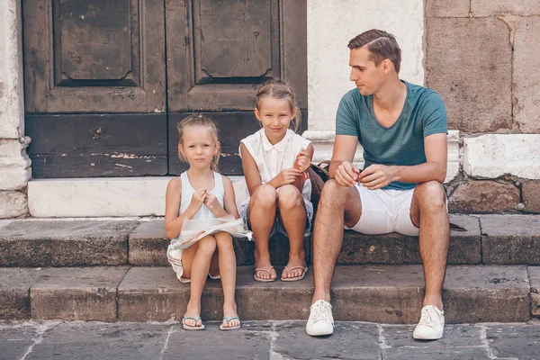 Familj av tre semester i Europa semester — Stockfoto