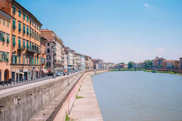 Schöne Stadt Pisa am Fluss — Stockfoto