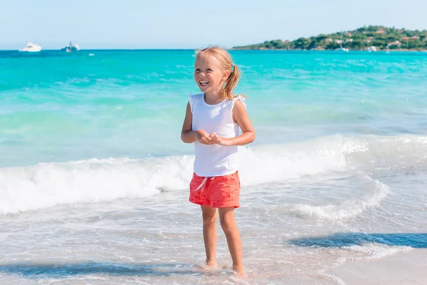 Retrato de una niña adorable en la playa en sus vacaciones de verano —  Fotos de Stock