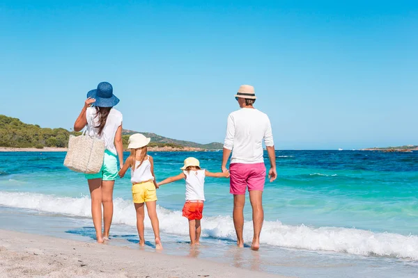 Dört beyaz plaj üzerinde mutlu güzel aile — Stok fotoğraf