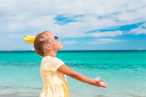 Piękna dziewczynka na plaży dobrze się bawi. Zabawna dziewczyna cieszyć letnie wakacje. — Zdjęcie stockowe