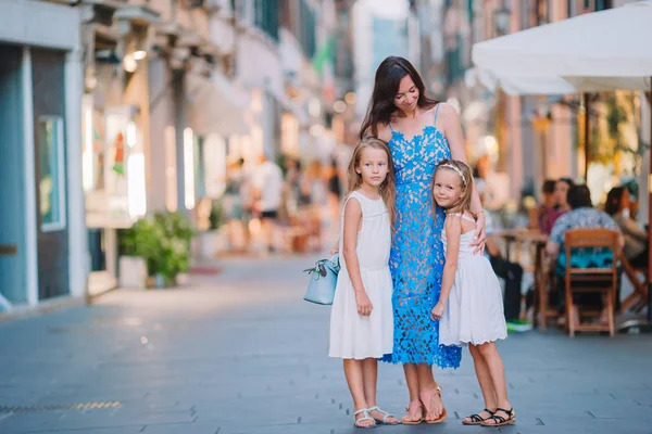 Mother with little cute daughters eating ice-cream outdoor — Stock Photo, Image