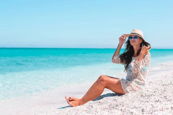 Frau liegt am Strand und genießt den Sommerurlaub mit Blick aufs Meer — Stockfoto