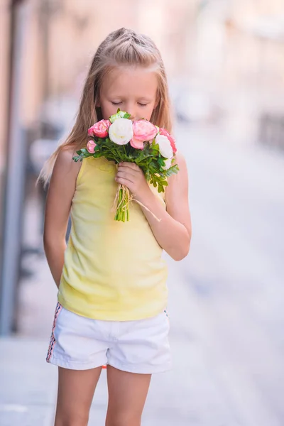 Bedårande liten flicka i Europeiska staden utomhus — Stockfoto