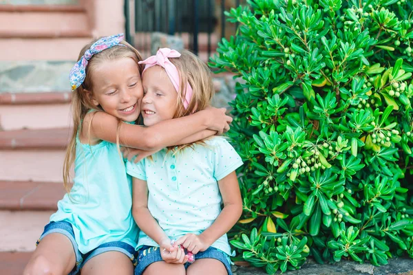 Belle sorridenti bambine con le borse della spesa — Foto Stock