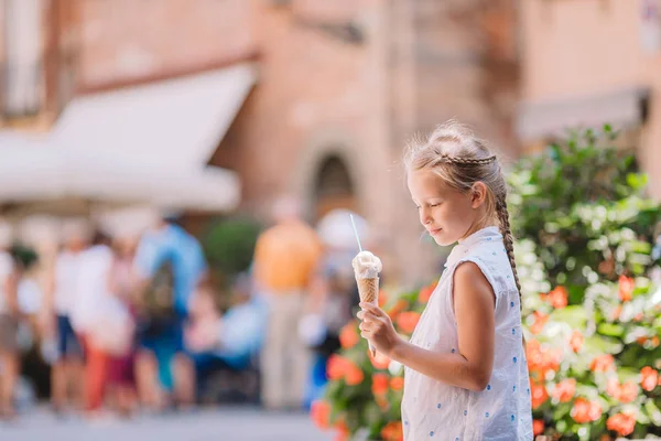 Adorable little girl eating ice-cream outdoors at summer. — Stock Photo, Image