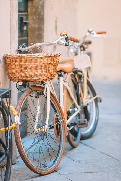 Hermosa bicicleta vintage cerca de la casa en la calle italiana — Foto de Stock