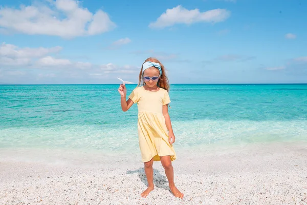 Mutlu kız sahilde yaz tatilinin tadını çıkar. — Stok fotoğraf