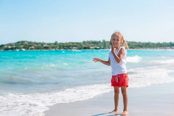 Adorable niña en la playa durante las vacaciones de verano —  Fotos de Stock