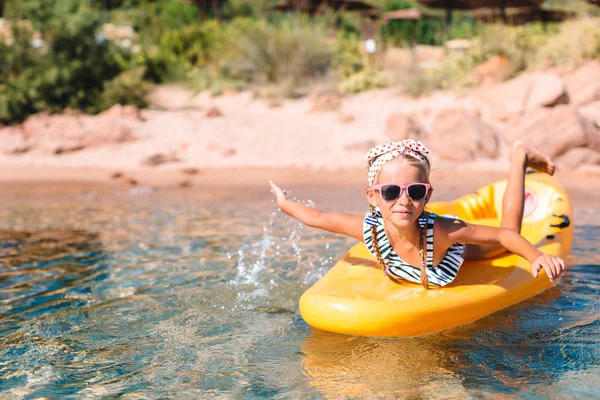Petite fille mignonne profiter de la natation sur kayak jaune dans l'eau turquoise claire — Photo