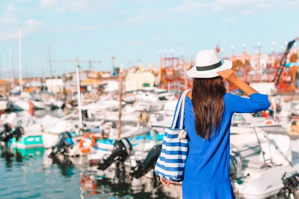 Junge Frau entspannt sich an sonnigem Tag auf dem Steg neben dem Boot — Stockfoto