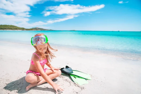 Little girl with flippers and goggles for snorkling on the beach — Stock Photo, Image