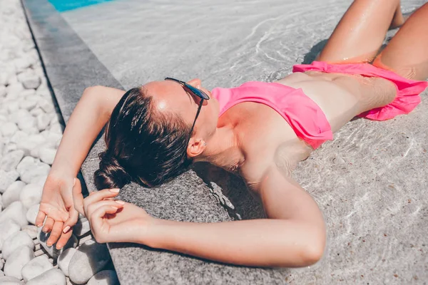 Joven hermosa mujer disfrutando de vacaciones de verano en la piscina de lujo —  Fotos de Stock