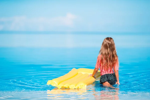 Little adorable girl in outdoor swimming pool — Stock Photo, Image