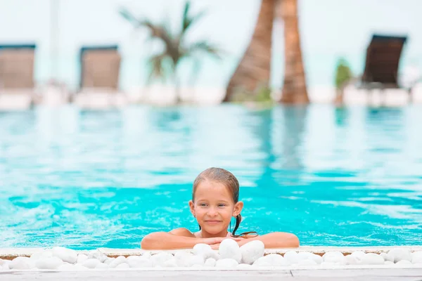 Adorabile bambina che nuota nella piscina all'aperto — Foto Stock